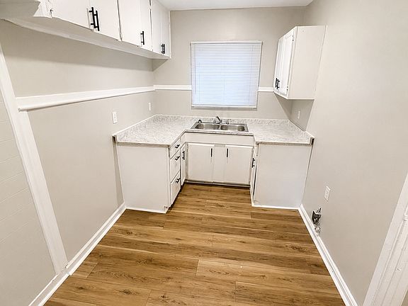 2nd image of 1632-1634 N Hillside St #1636