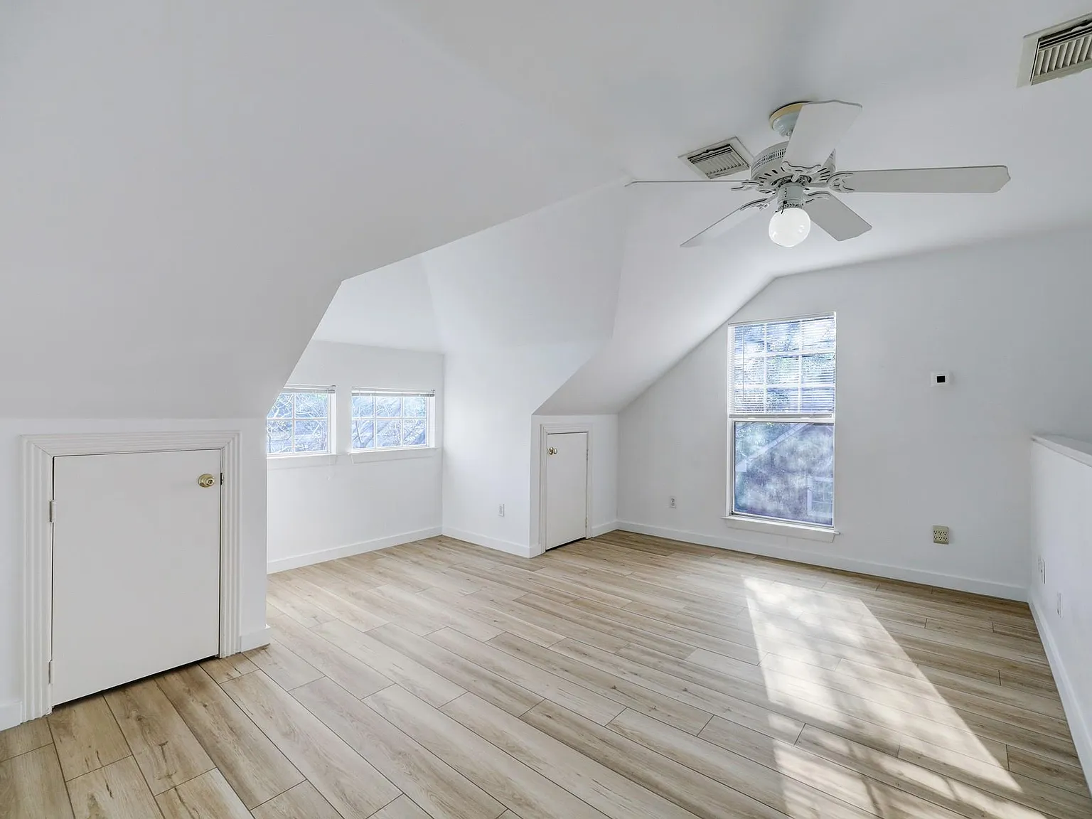 3 bed, 2.0 bath, 3348 sqft, $2,580 — Photo 2