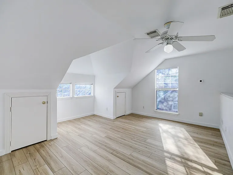 1401 Castle Ct #1403-B — Photo 2