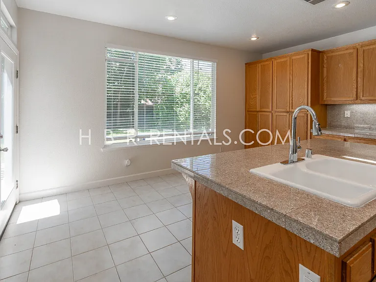 483 Summer Ln — Photo 9