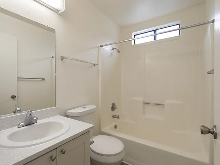 Sequoia Apartments 3 MONTHS FREE RENT on 3 and 4 bedroom townhomes — Photo 18