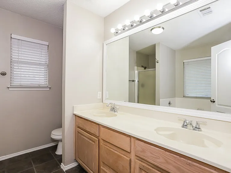 704 Stonebrooke Dr — Photo 12