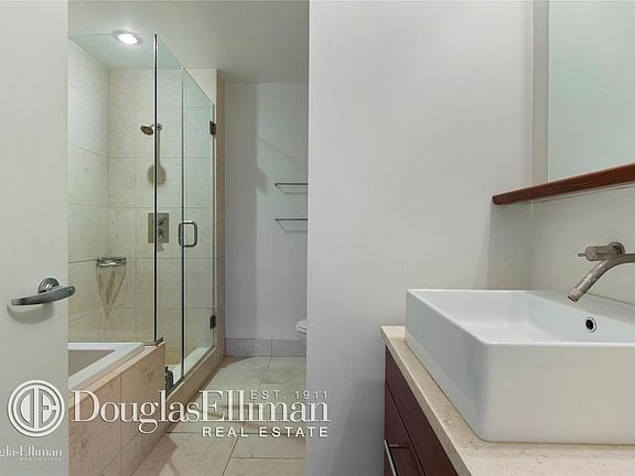 4th image of 225 W 60th St APT 16C
