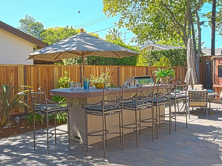 Backyard Dine-in and Kitchenette