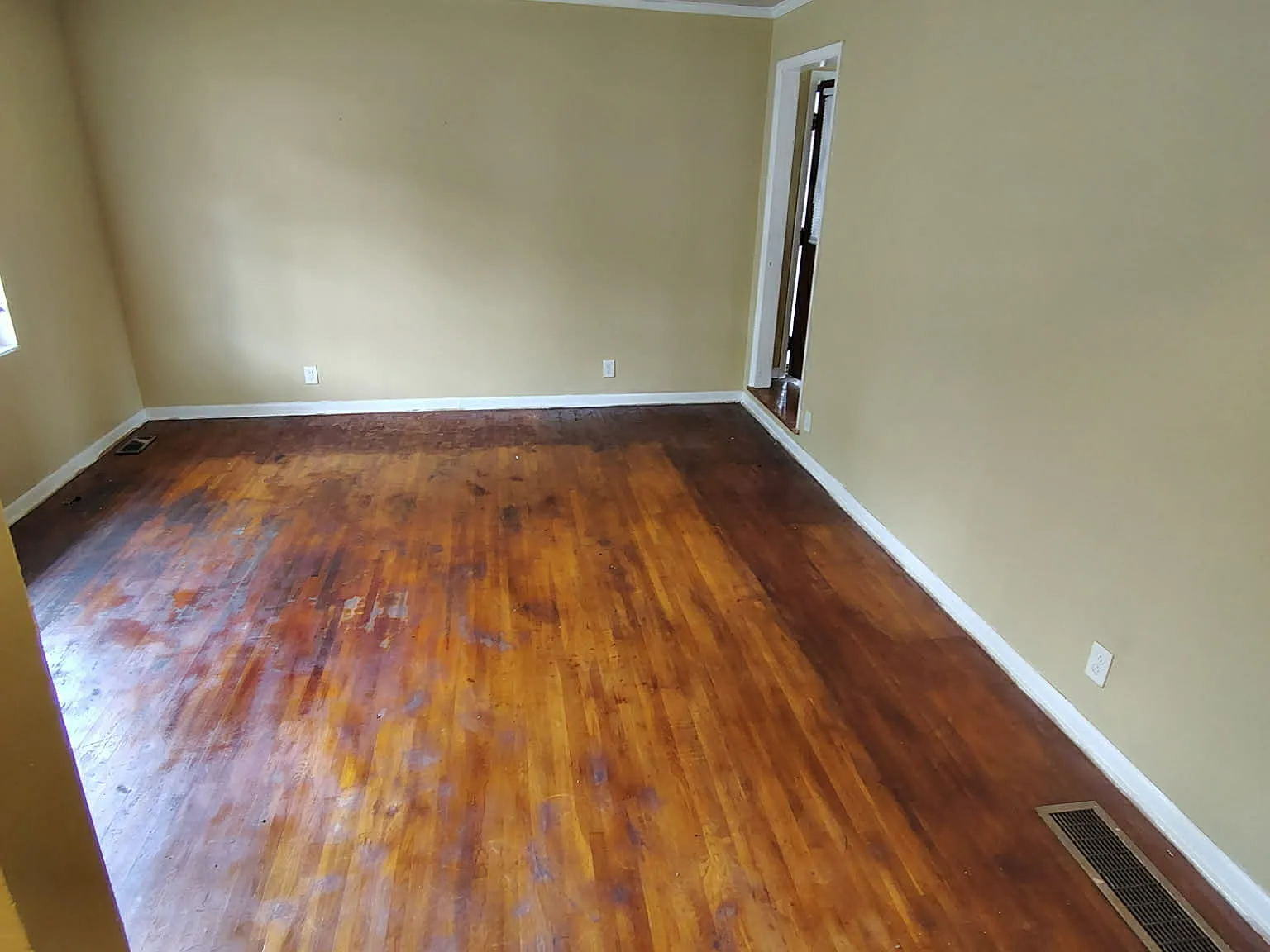 3 bed, 2.5 bath, 2340 sqft, $1,300 — Photo 3