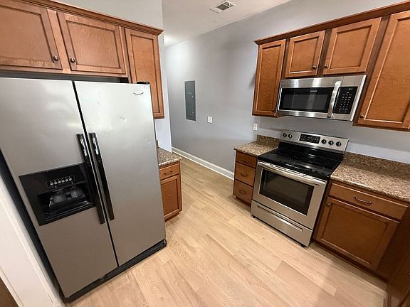 4th image of 242 Madison Hts