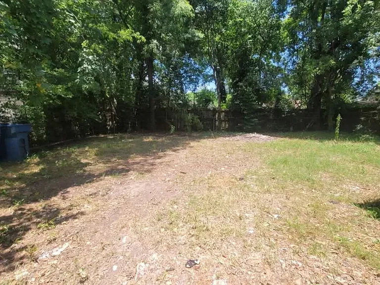 1005 E Fannin St — Photo 15
