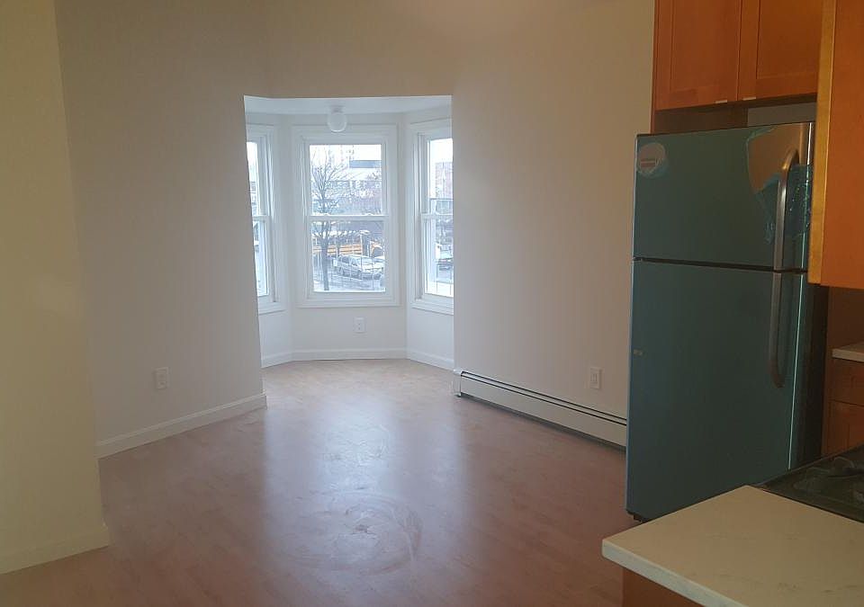 KITCHEN/LIVING ROOM