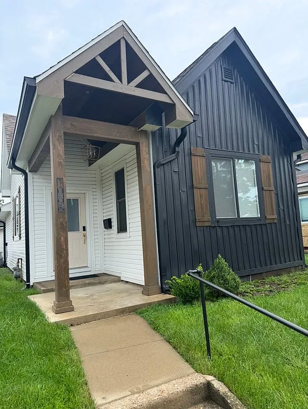 2 bed, 1.0 bath, 1300 sqft, $1,600 — Photo 2