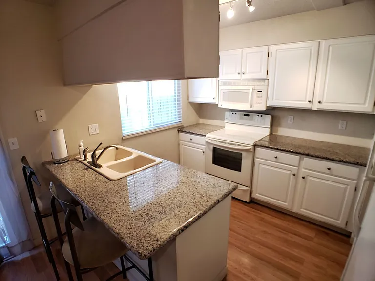 1048 Josephine St #B — Photo 5