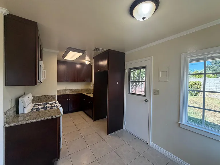 115 E 3rd St — Photo 5