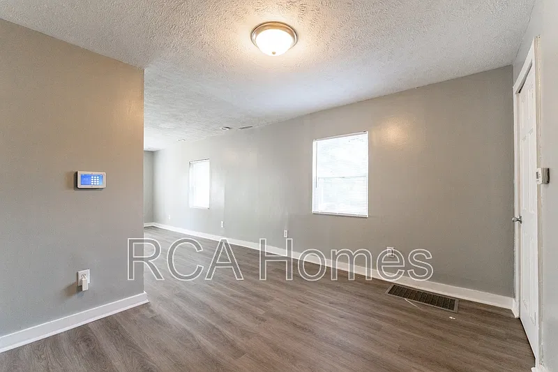 3 bed, 1.0 bath, 1340 sqft, $1,450 — Photo 3