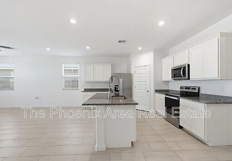 2761 W Seaver Ave — Photo 8