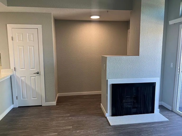 River House Apartments — Photo 37