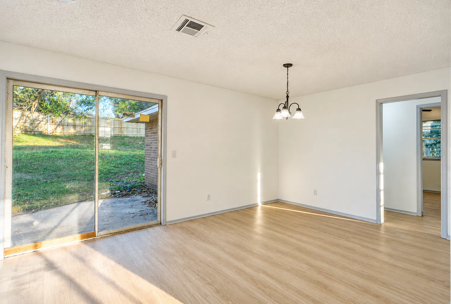 3 bed, 1.5 bath, 1462 sqft, $1,595 — Photo 3