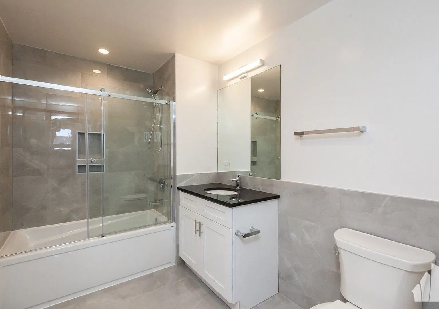 2 bed, 825 sqft, $3,450 — Photo 3
