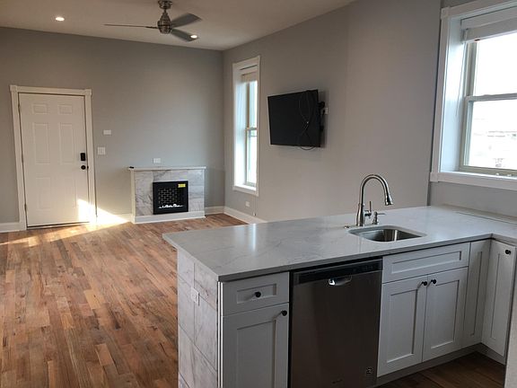 2nd image of 1826 W Erie St #2R