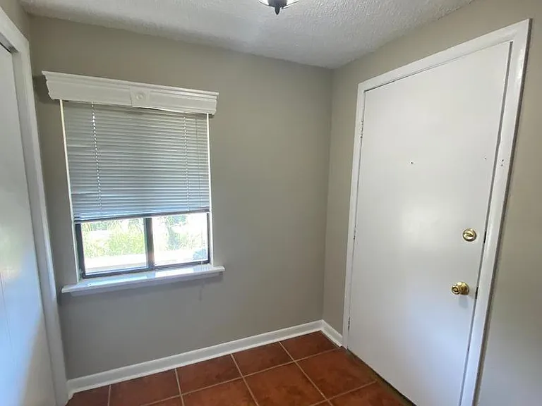 254 Hampshire Dr — Photo 6