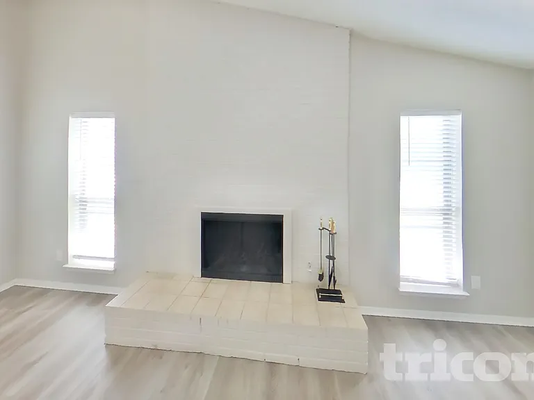 725 Villa Ridge Dr — Photo 3