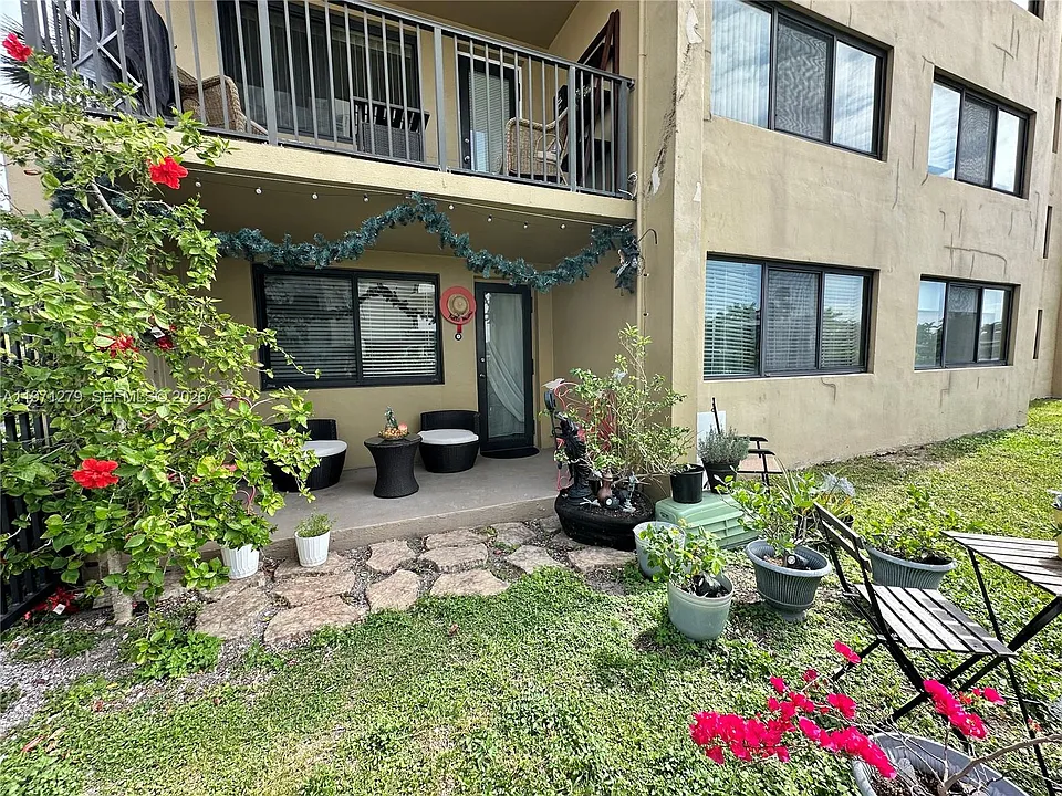 301 Golden Isles Dr #114