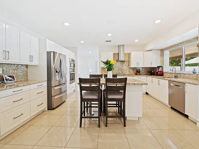 6101 SW 9th St — Photo 8
