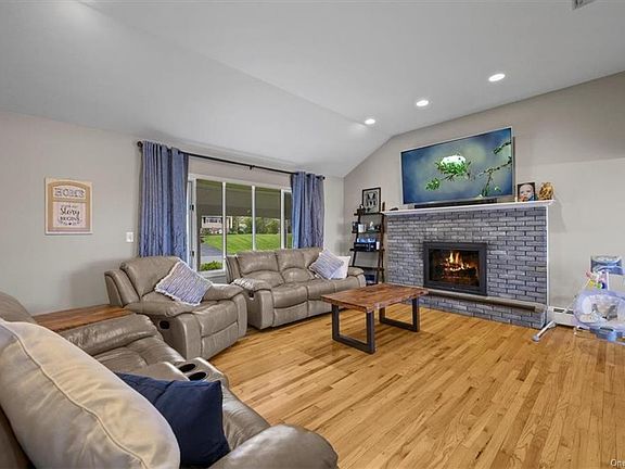 4th image of 9 Willow Ln
