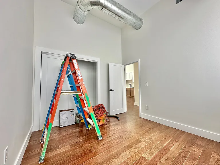 402 Crown St — Photo 8