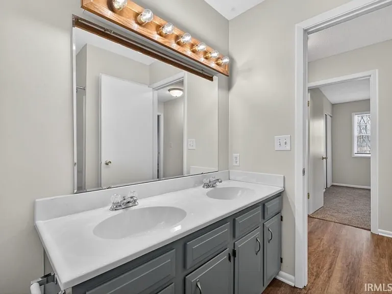 924 E Washington Center Rd — Photo 16