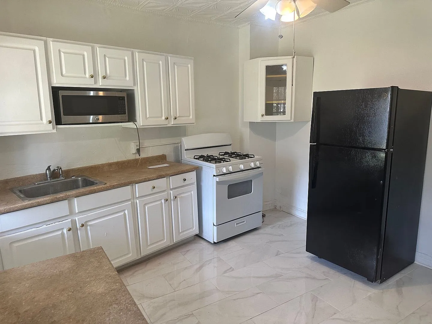 Spacious Home Available for Rent! W/D! Available Now! — Photo 4