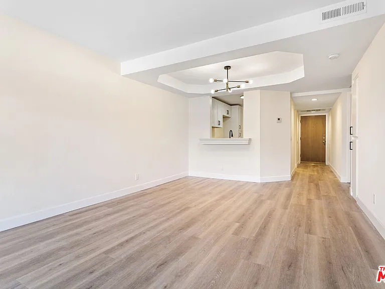 535 W 4th St #110 — Photo 50