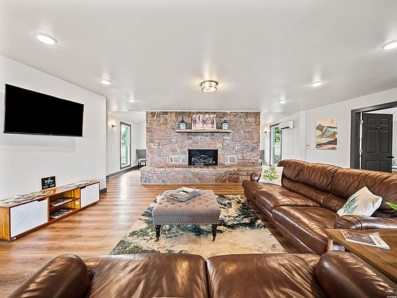 4th image of 896 Mount Riante Rd