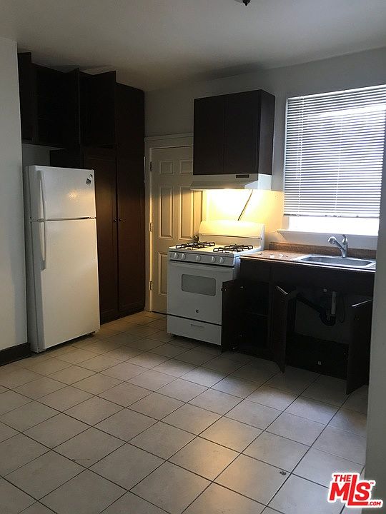 1st image of 323 Douglas St