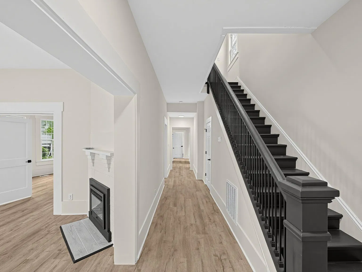 3 bed, 2.5 bath, 2422 sqft, $1,900 — Photo 3