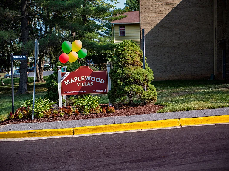 Maplewood Villas Apartments Signage 18