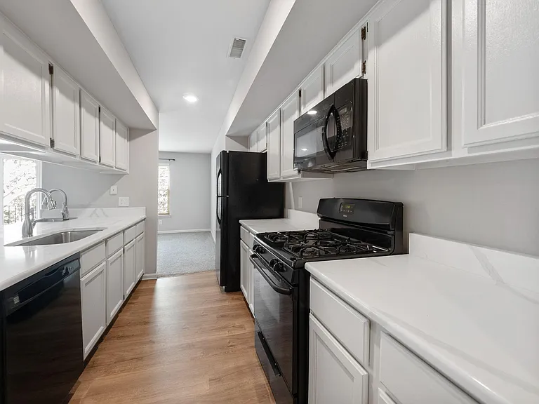 1645 Huntington Park #F — Photo 13