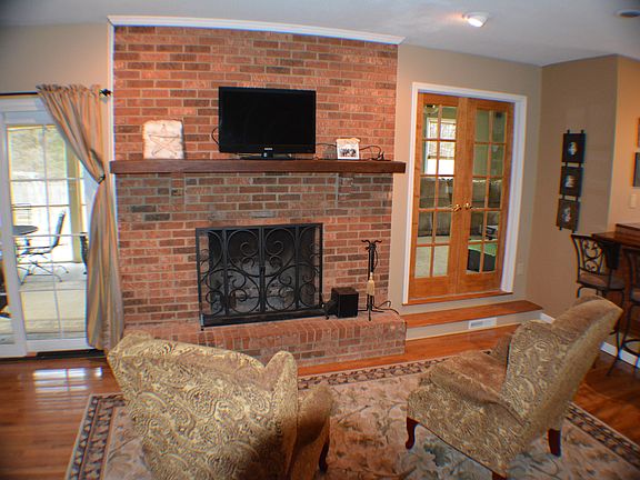 4th image of 601 Villa Crest Dr
