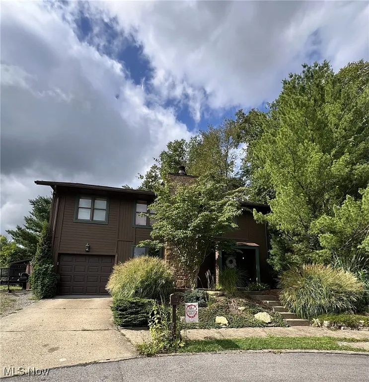 320 Henrietta St photo 1