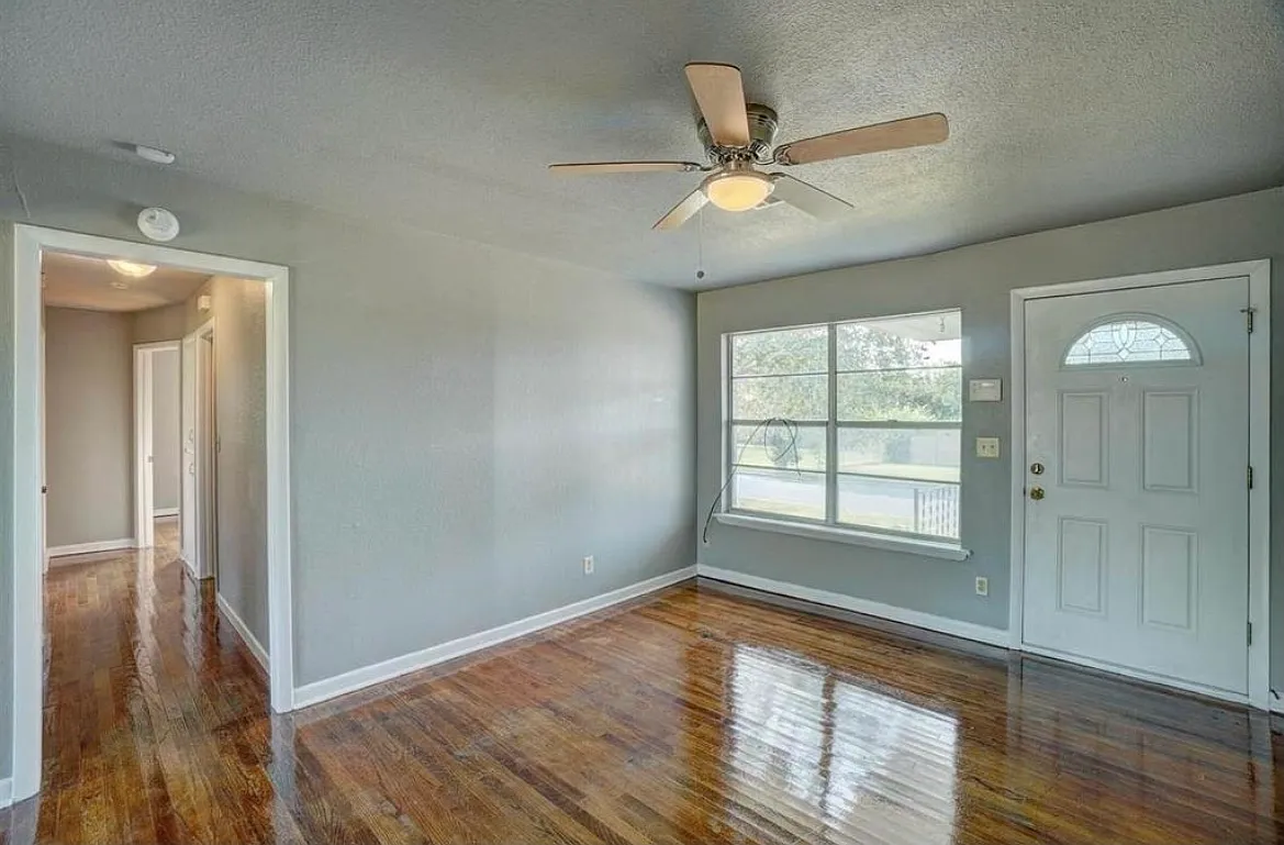 3 bed, 1.5 bath, 904 sqft, $1,195 — Photo 4