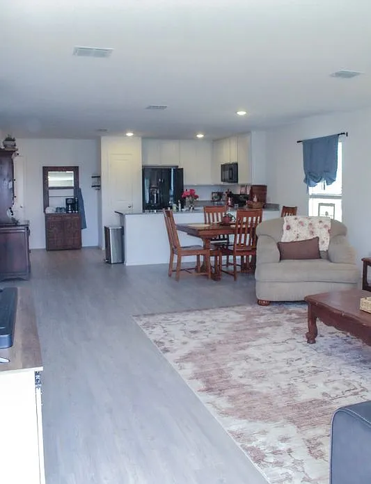 3 bed, 2.0 bath, 1479 sqft, $1,900 — Photo 2