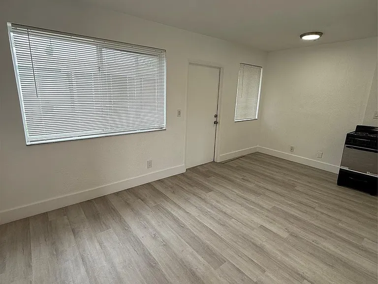2213 Lincoln St — Photo 5