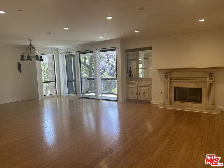 324 N Palm Dr #206 — Photo 49