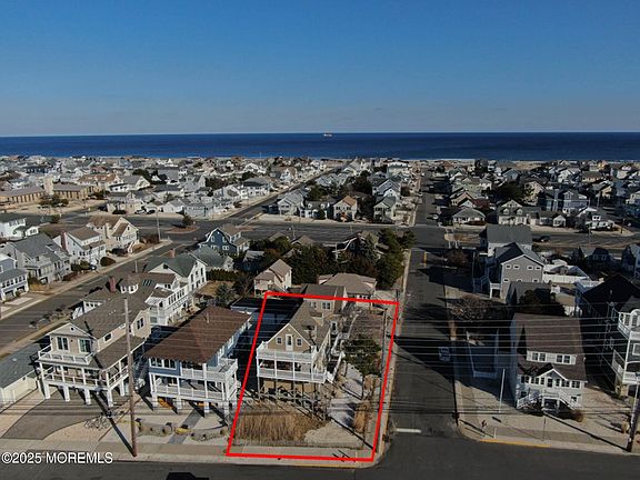 4th image of 300 N Bayview Ave