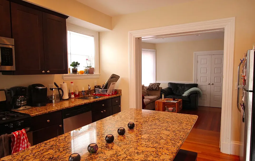 5 bed, 9999 sqft, $4,900 — Photo 2