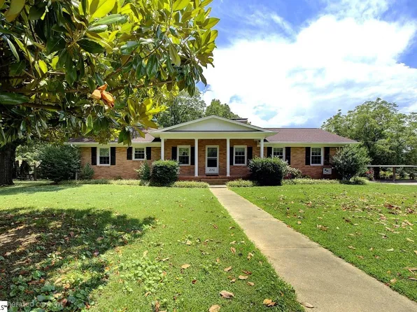 202 Ridgecrest Ct, Simpsonville, SC 29680