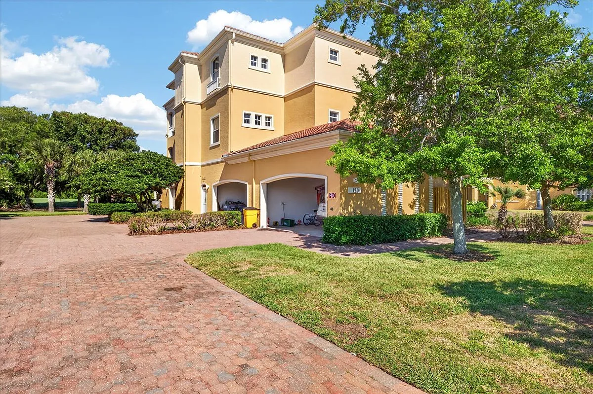 3 bed, 2.5 bath, 2463 sqft, $4,250 — Photo 1