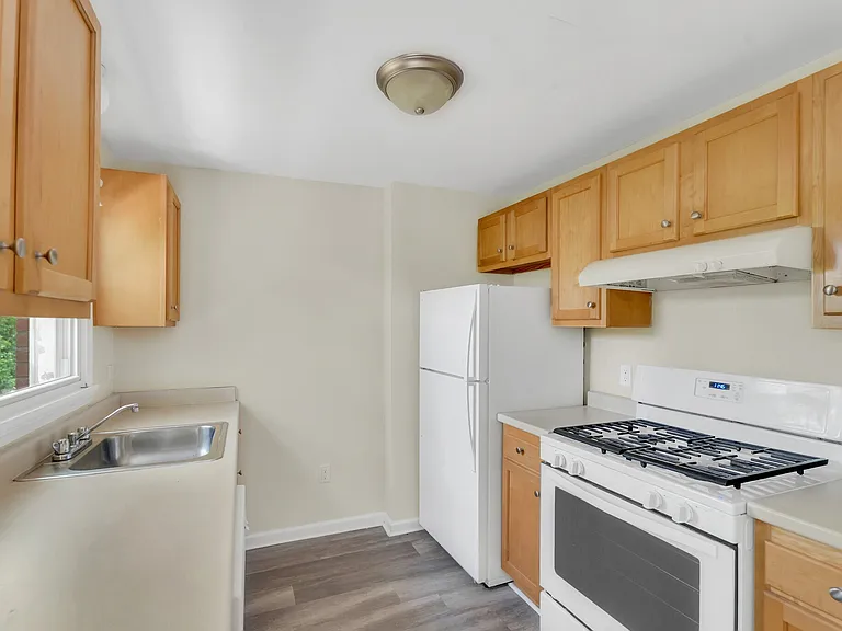 Savin Ave — Photo 4