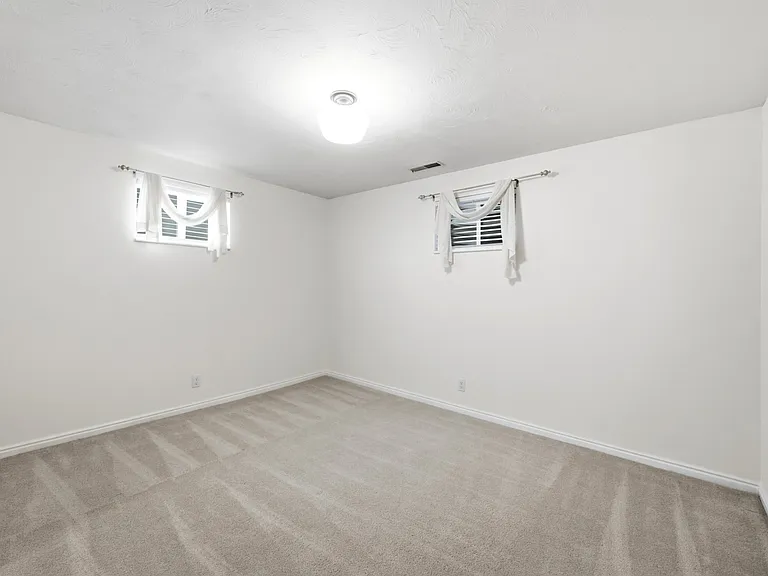 2480 Eastbourne Dr — Photo 25