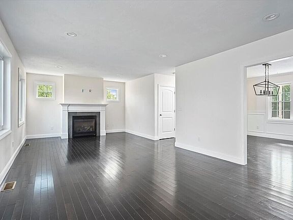 4th image of 26 Blue Gill Ln