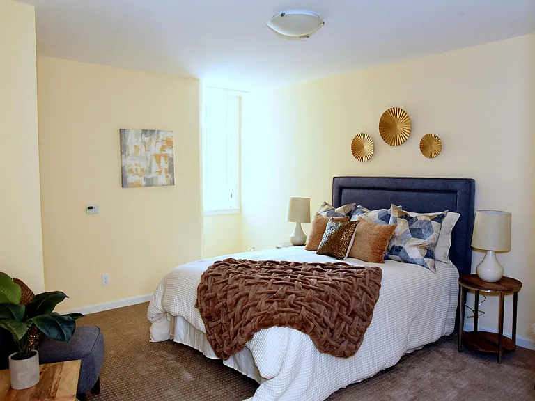 Addison Arts Apartments — Photo 40