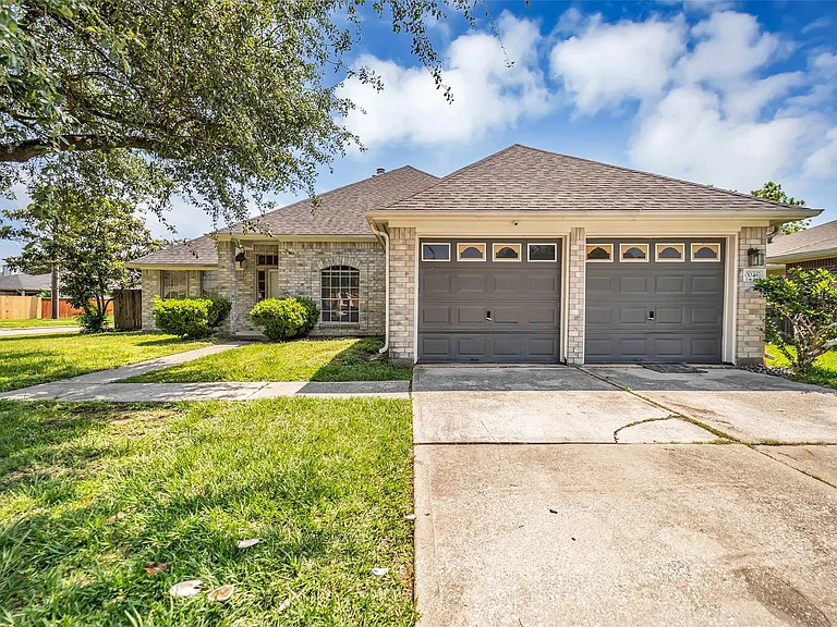 1046 Willersley Ln — Photo 1